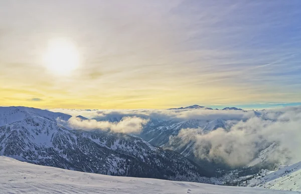 Zonsondergang op de Kasprowy Wierch in Zakopane in Tatra Mounts in de winter — Stockfoto