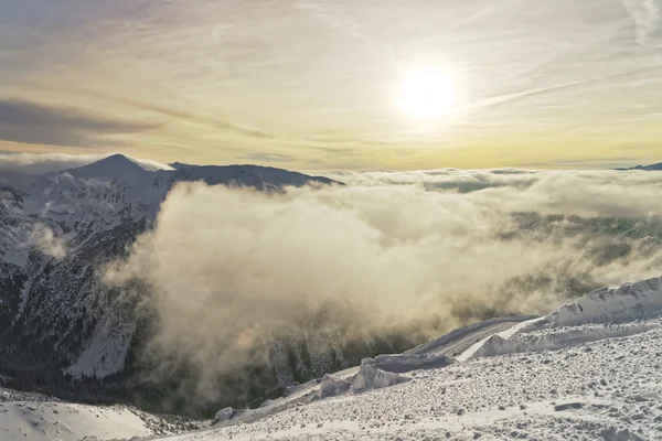Kışın Tatras Zakopane Kasprowy Wierch zirvesinde günbatımı — Stok fotoğraf