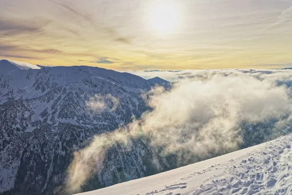 Ηλιοβασίλεμα στο το Kasprowy Wierch σε Ζακοπάνε στο Tatra αναρτήσεις το χειμώνα — Φωτογραφία Αρχείου