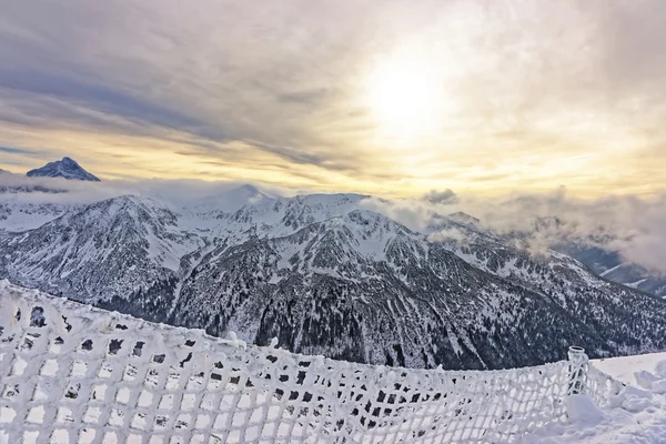 Pôr do sol no pico de Kasprowy Wierch em Zakopane em Tatras no inverno — Fotografia de Stock
