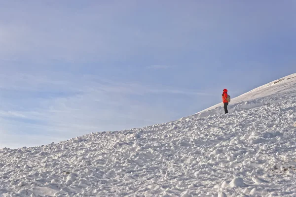 Mulher olhando para a distância em Kasprowy Wierch em Zakopane em wi — Fotografia de Stock