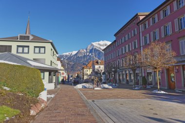 Anıt oturan adam ve Alp Dağları'Bad Ragaz