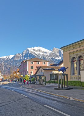 Bad Ragaz'da kedi heykeli ve Dağ