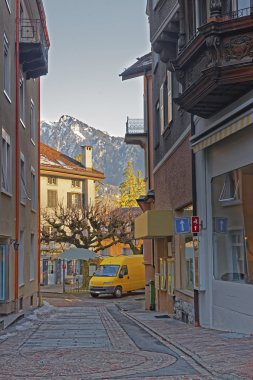 Cadde görünümü ve Alpler Bad Ragaz şehir içinde