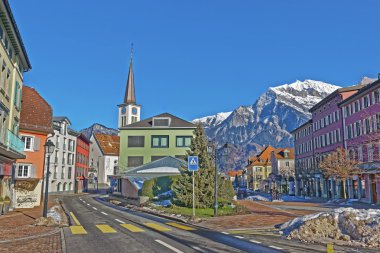 Bad Ragaz KasabasındaKi Katolik Kilisesi ve Dağları
