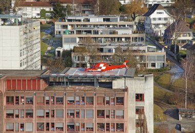 Thun City hastane çatısına helikopter iniş