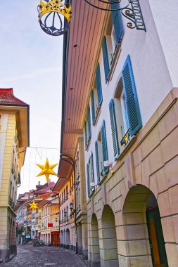 Thun Eski Şehir Noel dekorasyonu ile Sokak