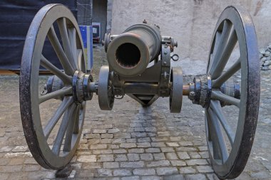 Thun Kalesi'nde sokakta Cannon Namlu