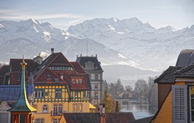 Thun ve Alpler ve Thunersee evleri Panoraması