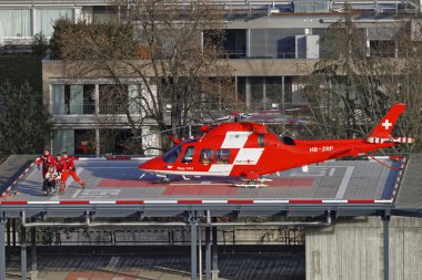 Helikopter ve hastane hasta Thun şehirde çatı