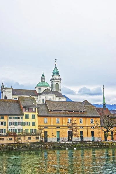 Nábřeží a katedrála svatého Ursus v Solothurn — Stock fotografie