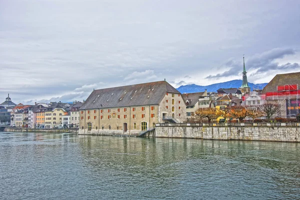 Nábřeží a hodinová věž s Landhaus v Solothurnu ve Švýcarsku — Stock fotografie