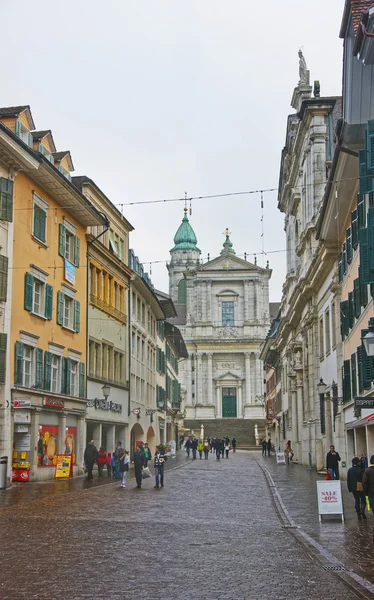 Strassenblick zur St. Ursus Kathedrale in Solothurn — Stockfoto