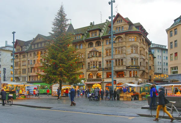 Straßenansicht des Marktplatzes in der Baseler Altstadt — Stockfoto