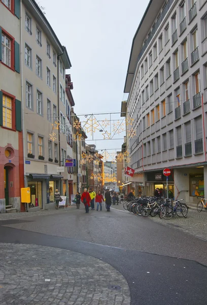 Strassenansicht mit Weihnachtsdekoration in der Baseler Altstadt — Stockfoto