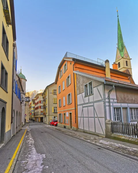 Vista de la calle en el casco antiguo de Chur y las montañas en invierno — Foto de Stock