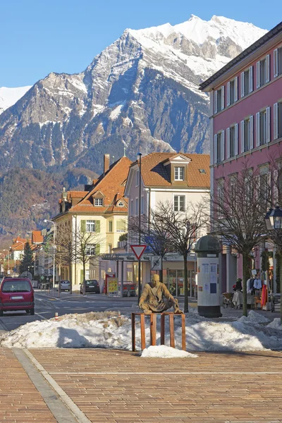 A sitting Man és a hegyek Bad Ragaz-i emlékmű — Stock Fotó