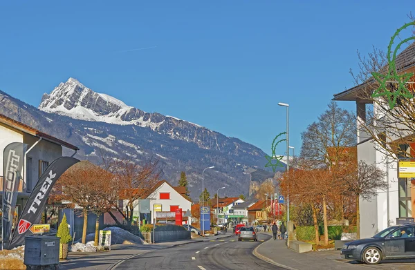 Uitzicht op de Alpen in de stad van Bad Ragaz op straat — Stockfoto