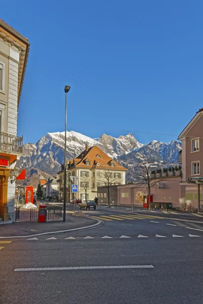 Ulica widok na Alpy w mieście Bad Ragaz — Zdjęcie stockowe