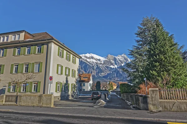 Cadde görünümü ve Alpler Bad Ragaz şehir içinde — Stok fotoğraf