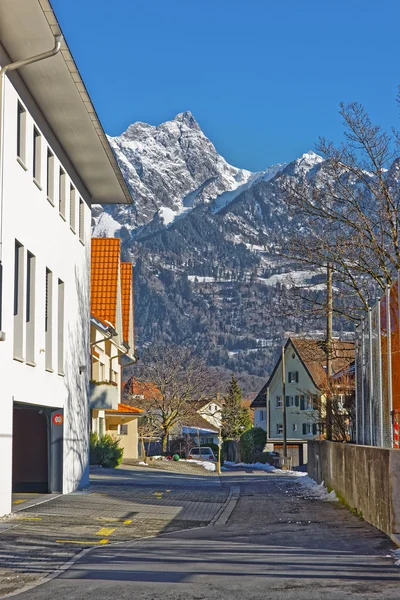 Vista de rua sobre os Alpes na Cidade de Bad Ragaz — Fotografia de Stock
