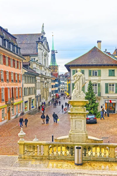 Pouliční výhled z katedrály Solothurn směrem k věži s hodinami — Stock fotografie