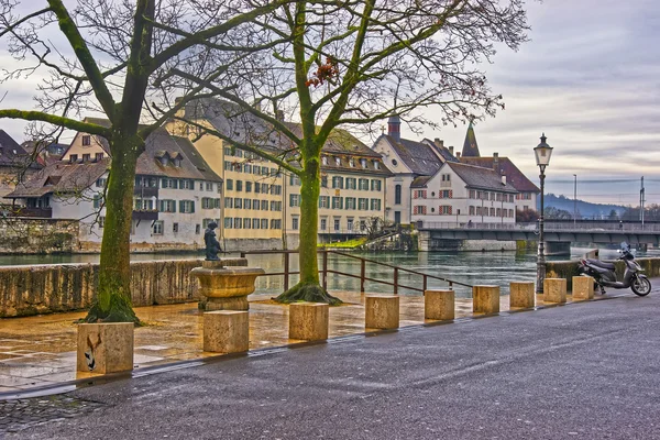 Nábřeží řeky Aare, v Solothurnu ve Švýcarsku — Stock fotografie
