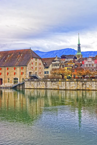 Nábřeží s Landhaus a Clock Tower Solothurn ve Švýcarsku — Stock fotografie