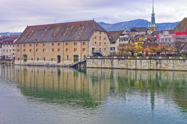 Nábřeží s Landhaus a věž s hodinami v Solothurnu ve Švýcarsku — Stock fotografie