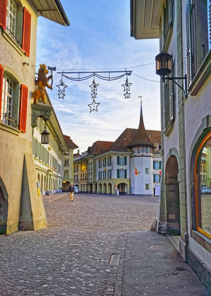 Krone Hotel en Thun Town Hall Square con decoración navideña —  Fotos de Stock