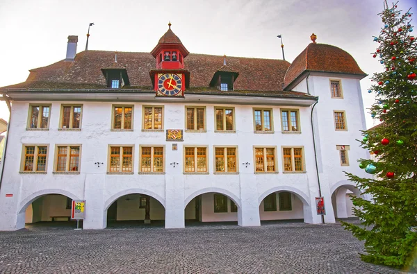 Hotel Rathaus y árbol de Navidad en la Plaza del Ayuntamiento de Thun — Foto de Stock