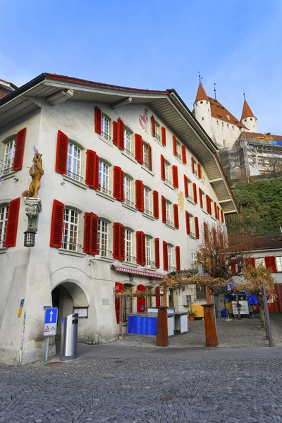 Castillo de Thun sobre la Plaza del Ayuntamiento en el casco antiguo de Thun — Foto de Stock