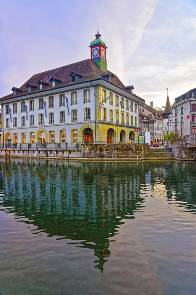 Stavba s hodinami na nábřeží ve starém městě Thun — Stock fotografie