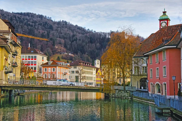 Most na nábřeží ve starém městě Thun — Stock fotografie