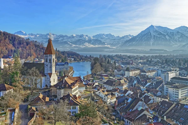 Panorama Thun kostel a město s Thunersee a Alpy — Stock fotografie