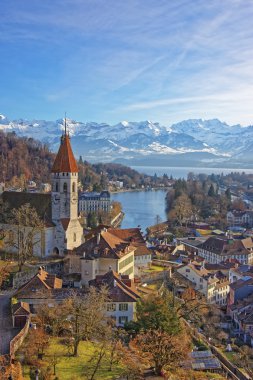 Thun kent ve Alpler ve Thunersee kilise Panoraması