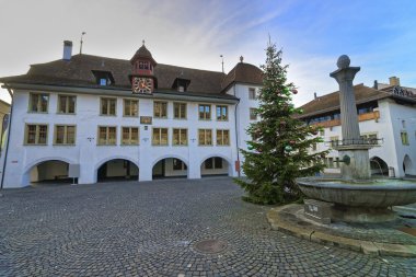 Belediye Binası ve Noel ağacı ve Çeşme Thun Meydanı'nda