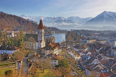 Thun Kilisesi ve Thunersee ve Alpler beldesi Panoraması