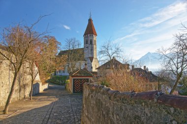 Arnavut kaldırımlı yol İsviçre Thun kent Church yakınındaki