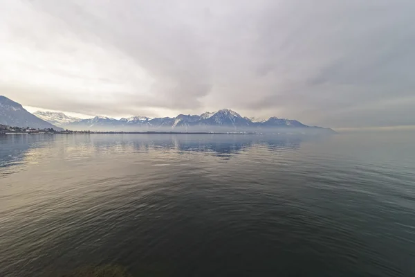 Pohled z Montreux do vody odraz Ženevského jezera — Stock fotografie