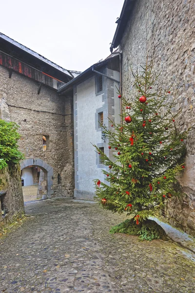 Vue sur Chillon Castle Inner bailey avec sapin de Noël — Photo