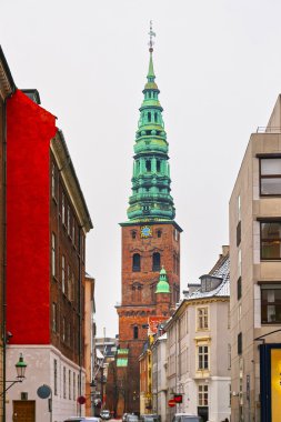 Eski St Nicholas Kilisesi Kopenhag için kışın görüntüleyin