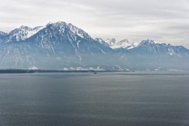 İsviçre'nin Montrö kentinden Cenevre Gölü'ne Akşam Panoramik manzarası