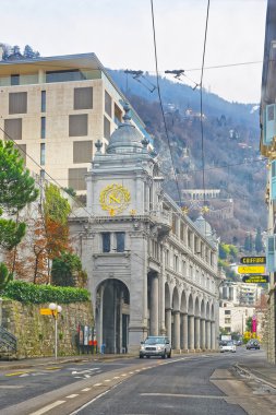 Yoldan Montreux şehir merkezine kışın görüntüleyin.