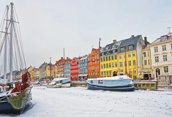 Facciate colorate lungo Nyhavn a Copenaghen in Danimarca in inverno — Foto Stock