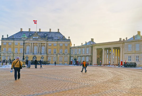 Mudança de guarda em Amalienborg de Copenhague no inverno — Fotografia de Stock