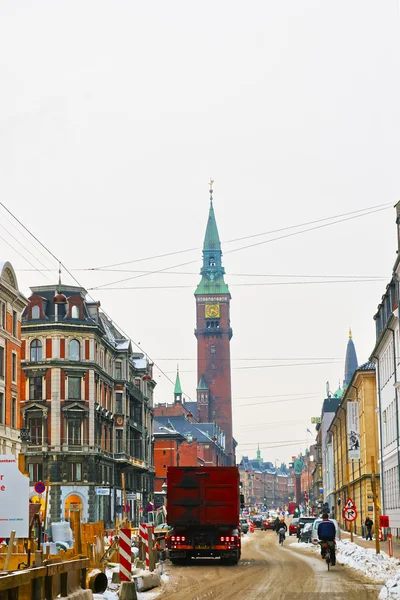 Straatmening van Kopenhagen stadhuis toren in de winter — Stockfoto