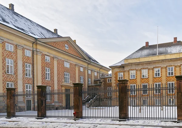 Vista de rua para Edifícios Estaduais no inverno Copenhague da Dinamarca — Fotografia de Stock