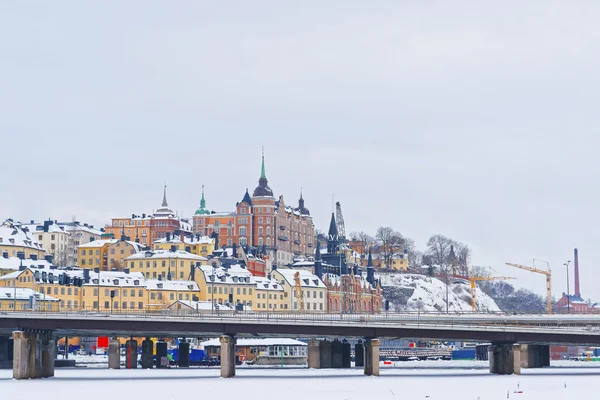 Noord-Sodermalm en de brug naar Riddarholmen in de winter van Stockholm — Stockfoto