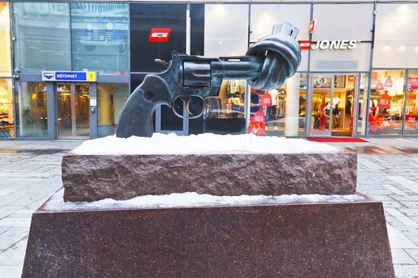 Non-Violence statue of twisted gun in winter Stockholm — Stock Photo, Image